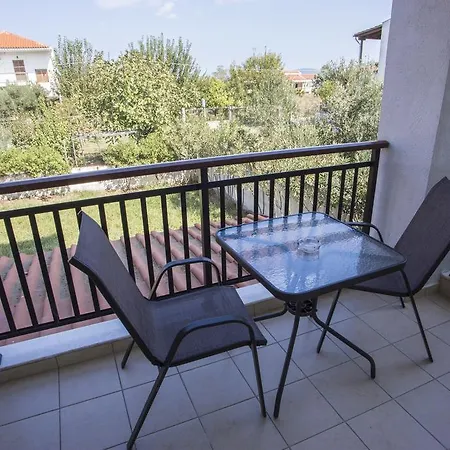 Moutafi شقة